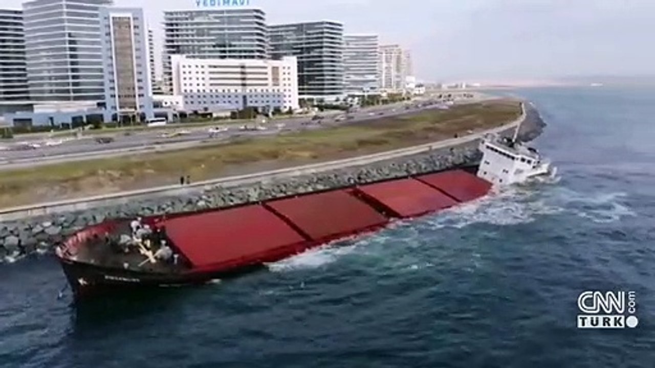Karaya oturan gemi sökülüyor