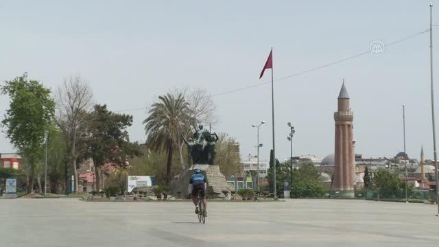 Sahiller sokağa çıkma kısıtlamasından muaf tutulan turistlere kaldı