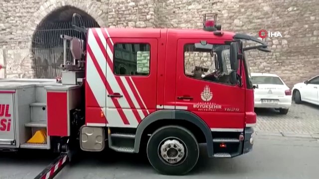 Eğlence amaçlı surların tepesine çıkan çocuklar mahsur kaldı