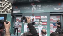 56. Cumhurbaşkanlığı Türkiye Bisiklet Turu - Kasapoğlu, İspanyol bisikletçi Gallego'ya ödülünü takdim etti (2)