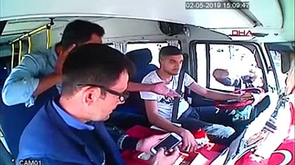 Minibüsçüler arasında ‘yolcu alma’ kavgası; darp ettiler, aracının camlarını kırdılar