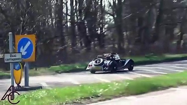 Au volant de sa voiture de collection il coupe la route d'un conducteur... douloureux