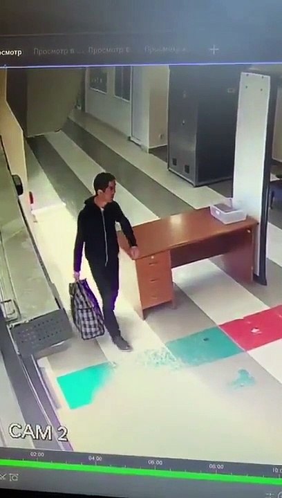 Il passe le contrôle de sécurité d'une façon hilarante et ridicule