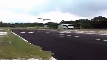Ce pilote pose son avion en pleine tempête... Incroyable