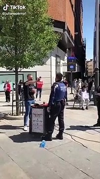 Estamos hartos de ver vídeos con agentes de Policía abusando de su autoridad, el último que tenemos lo protagoniza la Policía Municipal y la Policía Nacional en Madrid