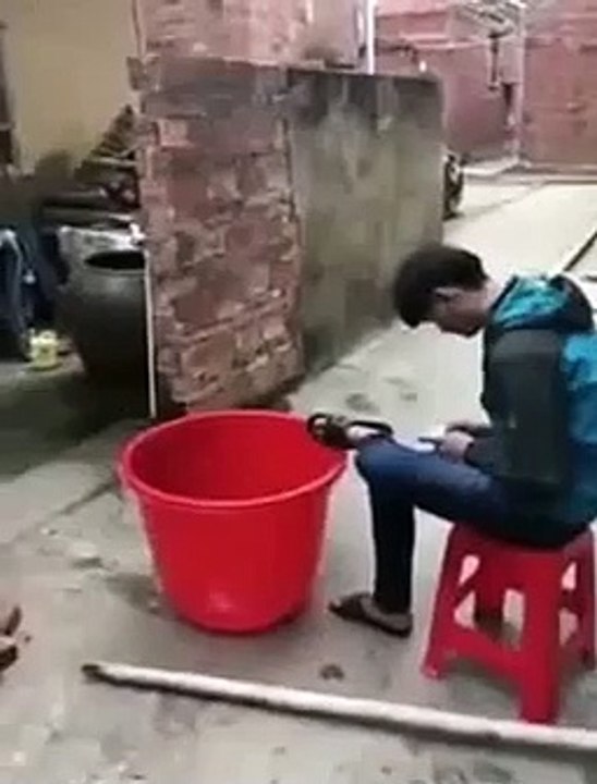short funny videos⏩ FUNNY CHINESE PRANK ON FRIEND