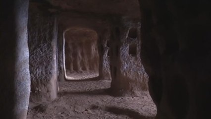 Cueva de los 100 Pilares: una ciudad horadada en la roca desde la Edad Media