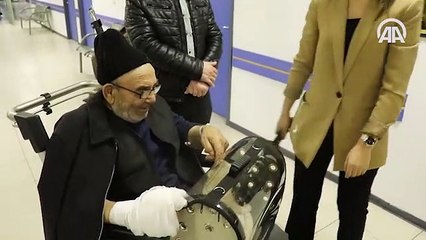 Evi yanan yaşlı adam kedisine kavuştu