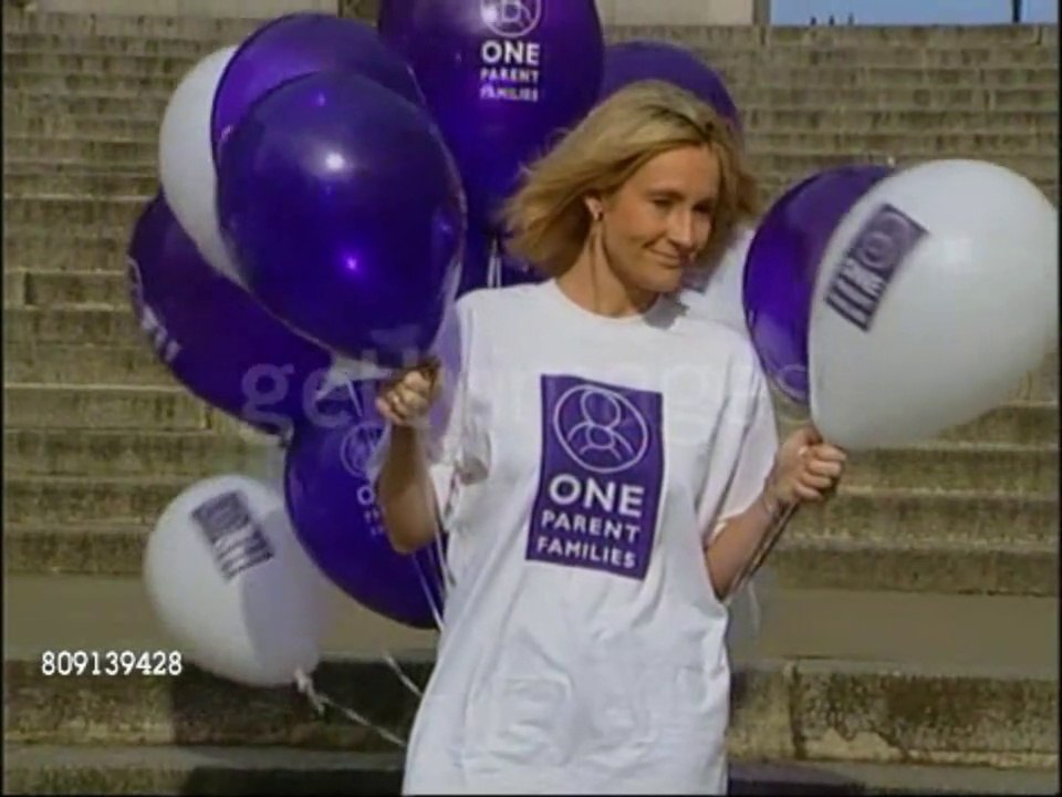 J.K. Rowling donates money to single parents family charity (04/10/2000)