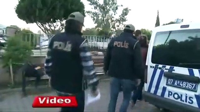 FETÖ firarisi eski hakim ve savcı eşi vitrin arkasında yakalandı