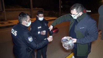 Doktordan uygulama yapan polislere çay ve kek ikramı