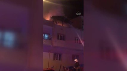 Bir evin çatısında çıkan yangın söndürüldü