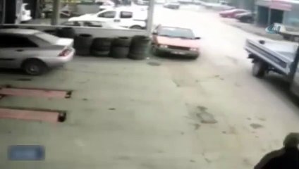 Sanayiden daha yeni çıkan araç böyle kaza yaptı