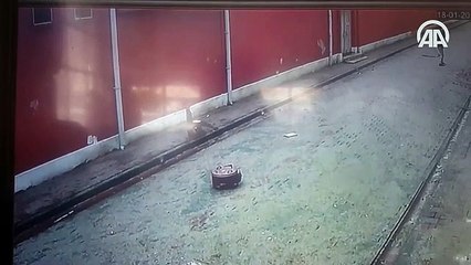 Balkondan düşen fırından kıl payı kurtuldu