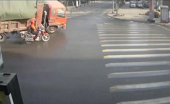 Tonlarca molozdan kurtuluş anı kamerada