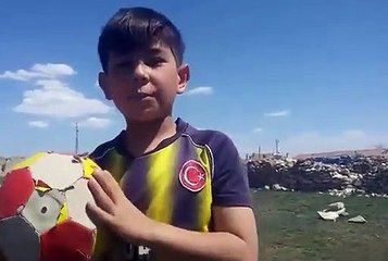 Röveşata dersi veren minik Fenerli sosyal medyayı salladı