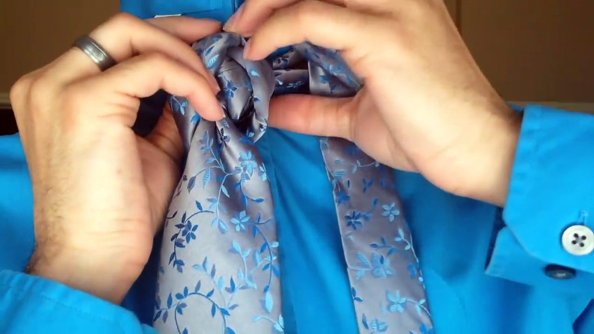 How To Tie A Tie: The Carnation Knot - video Dailymotion