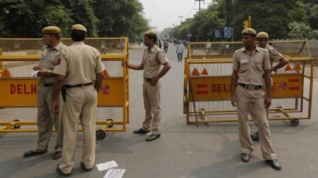 Couple misbehaves with Delhi Police after being stopped for not wearing mask