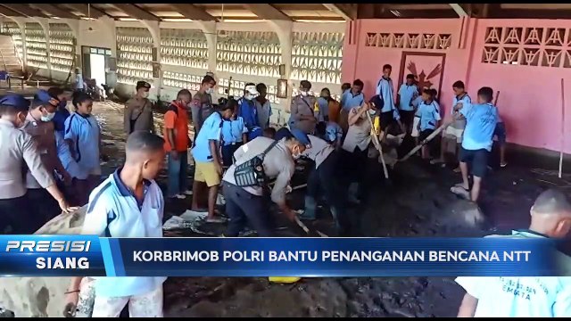 Brimob Polri Bantu Bersihkan Puing Lumpur Pasca Bencana di NTT