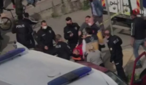 Önünü kestikleri otomobile kurşun yağdırdılar