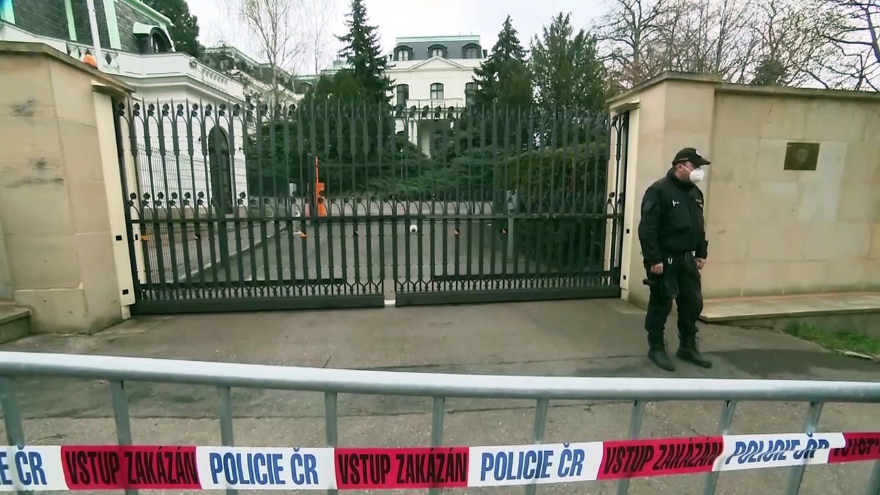 Zug um Zug: Russland weist 20 tschechische Botschaftsmitarbeiter aus