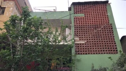 Son dakika haberleri: Balkondan aşağıya sarkan çocuğu itfaiye kurtardı