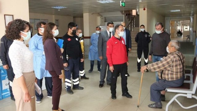 Aşıdan korkan yaşlı adamı, İl Sağlık Müdürü ikna etti