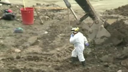 Скачать видео: Recuperan los cadáveres de los 11 mineros atrapados en una mina en Colombia