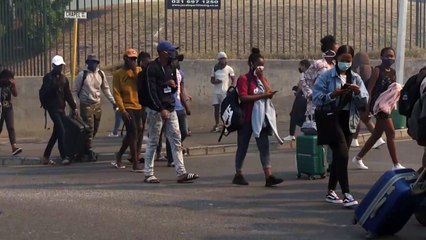 حريق عند سفح جبل تايبل ماونتن الشهير في جنوب إفريقيا