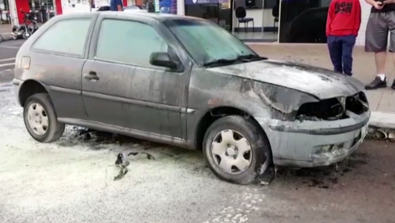 Veículo estacionado pega fogo e Corpo de Bombeiros é acionado no Centro de Cascavel