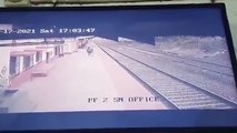 Mumbai_ Pointman rescues a child who falls on the railway tracks at Vangani station, असली हीरो