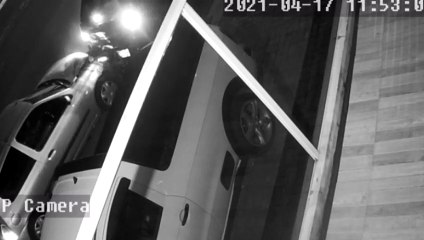 Vídeo: Condutor de Clio bate em Sandero estacionado e foge; proprietária pede ajuda para localizá-lo