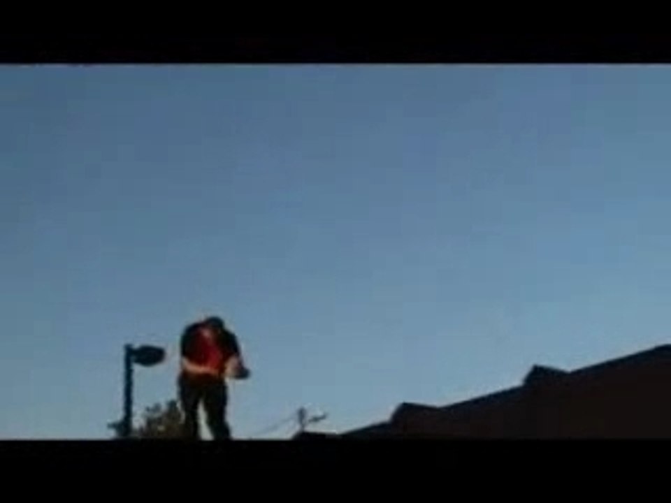 Bouteille de coca boomerang lancée d'un toit