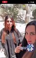 هند القحطاني تظهر بالعباءة والحجاب رفقة ابنتها في إطلالة نادرة