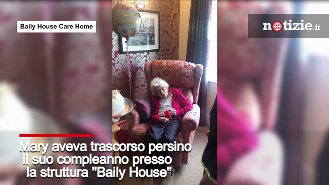 Coppia di anziani si riunisce dopo mesi di solitudine: il loro incontro è toccante