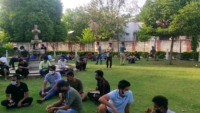 धरने पर विद्यार्थी , हॉस्टल बंद करने का विरोध