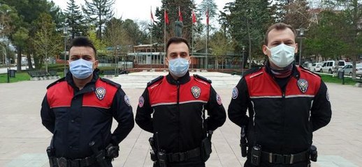 Polislerden yürekleri ısıtan hareket! Kağıt toplayıcılarına verdikleri kumanya ile takdir topladılar