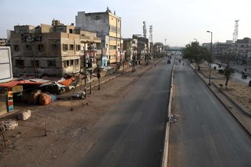 - Pakistan'da polisin göstericilere ateş açmasına karşı grev