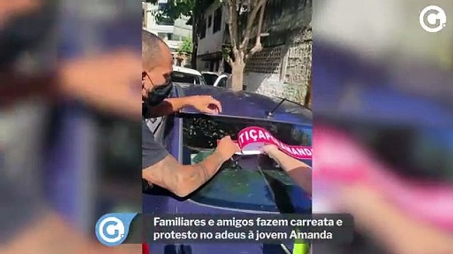 Familiares e amigos fazem carreata e protesto no adeus à jovem Amanda Marques