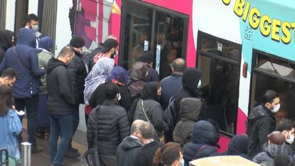 İstanbul'da kısıtlama öncesi tramvayda aşırı yoğunluk