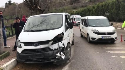 Alkollü sürücünün kullandığı otomobil servis aracıyla çarpıştı: 5 yaralı