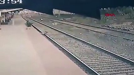 Hindistan'da istasyon çalışanı raylara düşen çocuğu böyle kurtardı