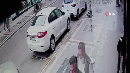 Caddeden geçen 2 kişinin yaralandığı çatışma güvenlik kamerasına yansıdı