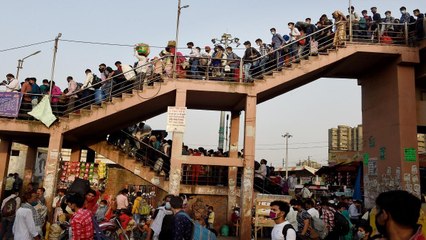 Скачать видео: Lockdown in Delhi, thousand of migrant workers return home