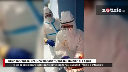 Festa di compleanno nel reparto covid di Foggia: medici e infermieri fanno una sorpresa al paziente