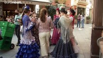 Vestidos y mascarillas en el arranque de una Feria de Abril descafeinada por la pandemia