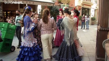 Vestidos y mascarillas en el arranque de una Feria de Abril descafeinada por la pandemia