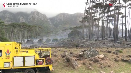 Télécharger la video: Feuer in Kapstadt zerstört Flächen am Tafelberg und historische Gebäude