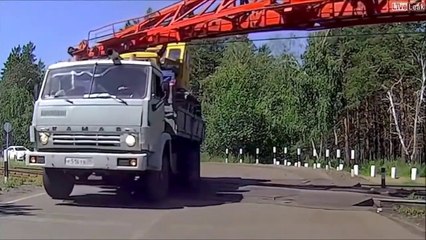 Ce camion anticipe un peu trop le passage du train