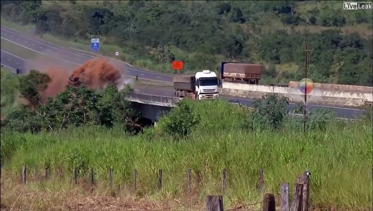 Download Video: Un camion perd sa remorque en pleine route